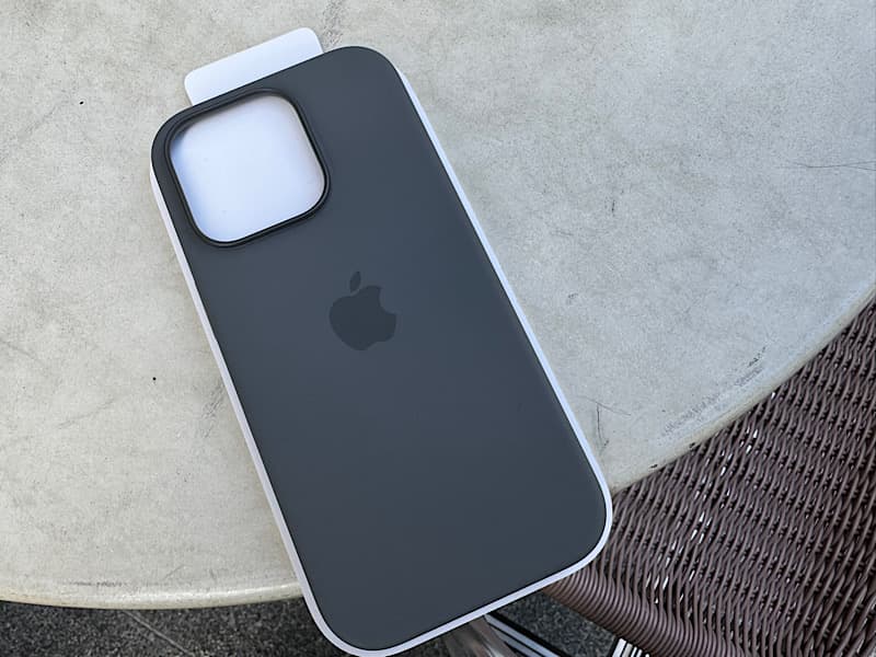 iPhone 16 Pro購入を決め、Apple純正MagSafe対応シリコーンケース
