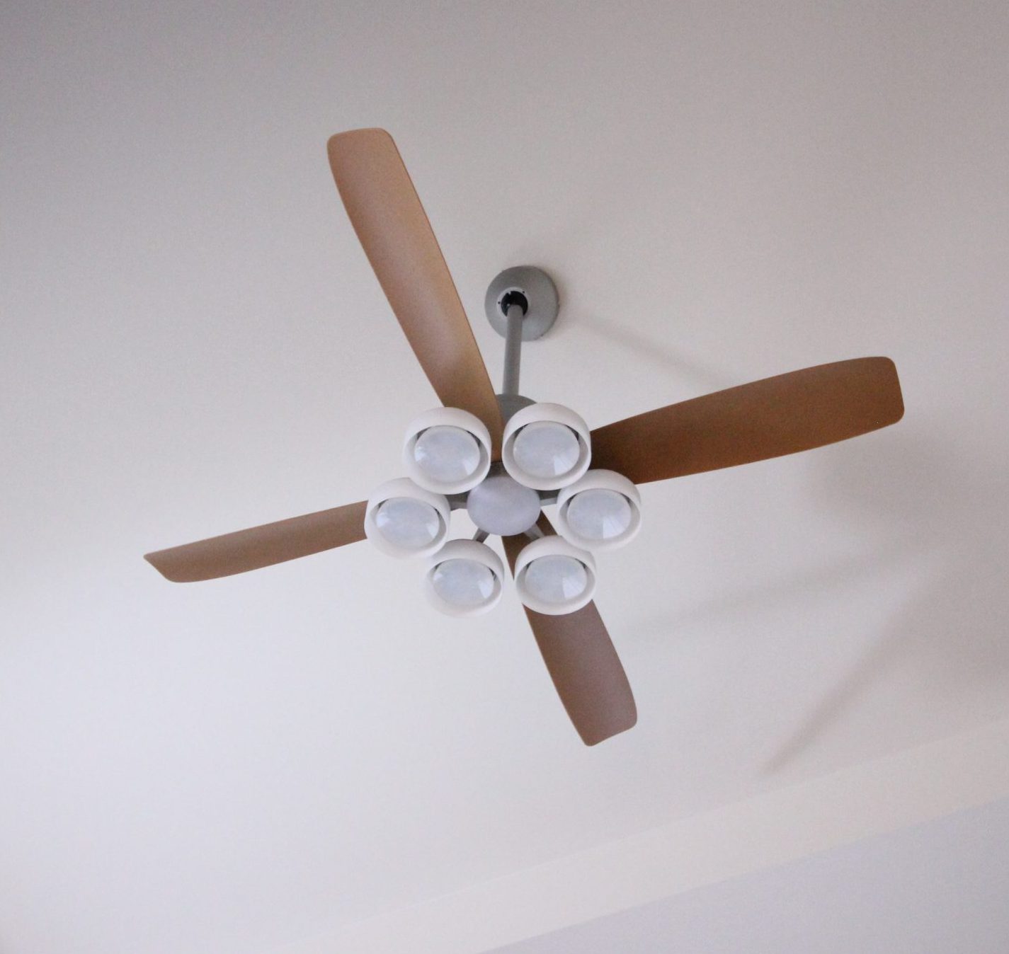 本日お値下げ✩✩✩シーリングファンライト　新品✩2025年6月到着 LEDシーリングファンライト（6灯：ホワイト+ナチュラル/ブラック+