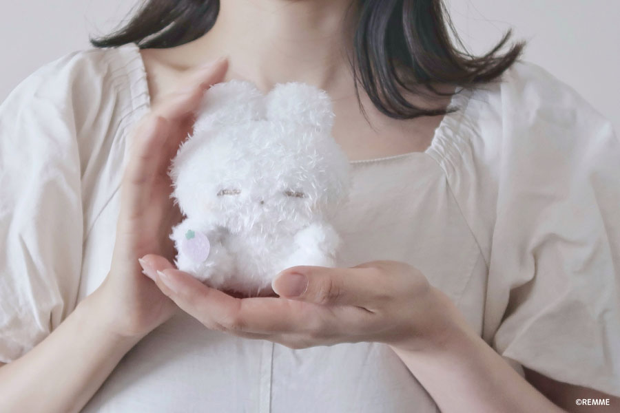 大人気ぬいぐるみ作家REMMEによる『うさぎのねむちゃん』のマスコット