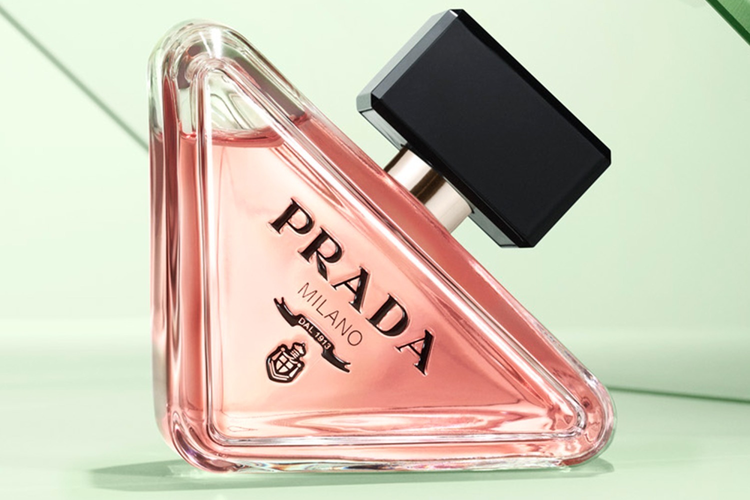 プラダの新アイコンフレグランス「パラドックス」誕生、ロゴ着想の