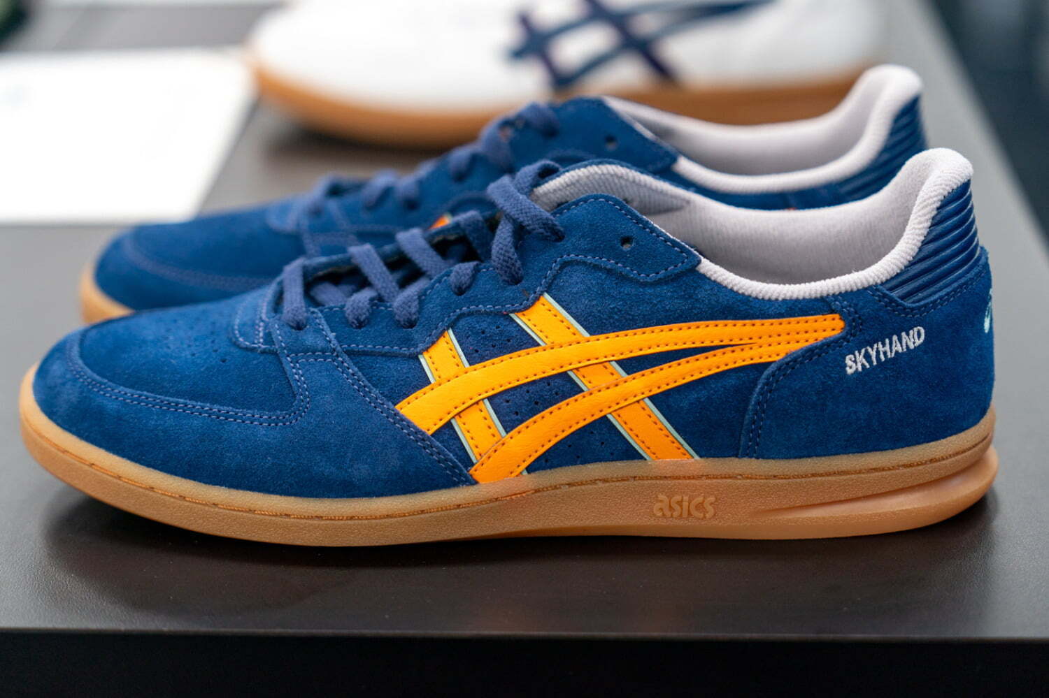コム デ ギャルソン・オム ドゥ×アシックス「スカイハンド」スニーカー