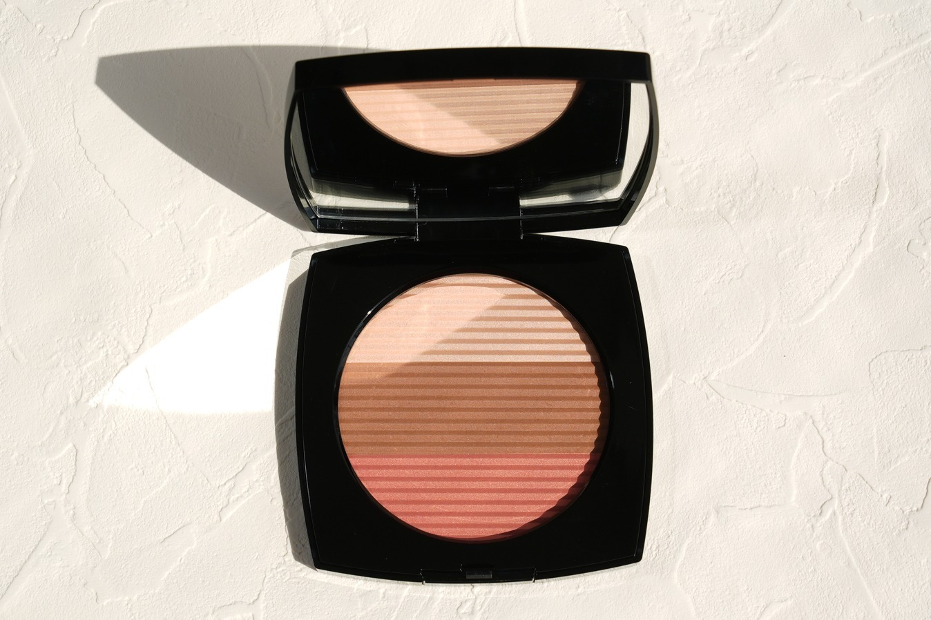 シャネル「レ ベージュ」24年夏コスメ、マルチに使える“太陽着想