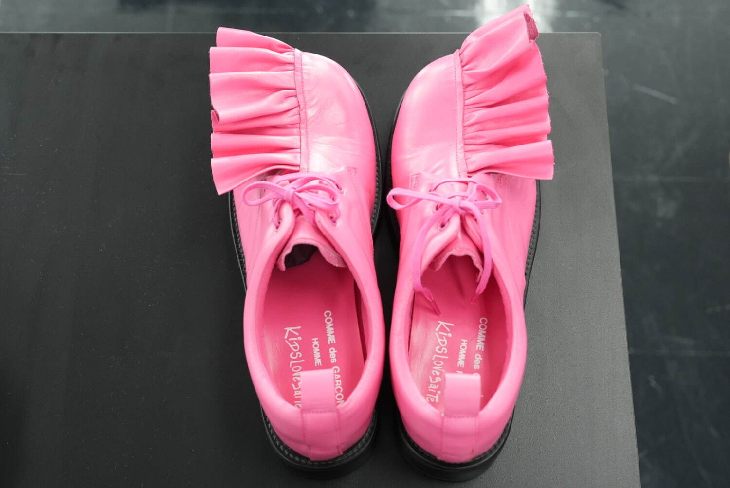 コム デ ギャルソン・オム プリュス×キッズ ラブ ゲイト、革の“フリル