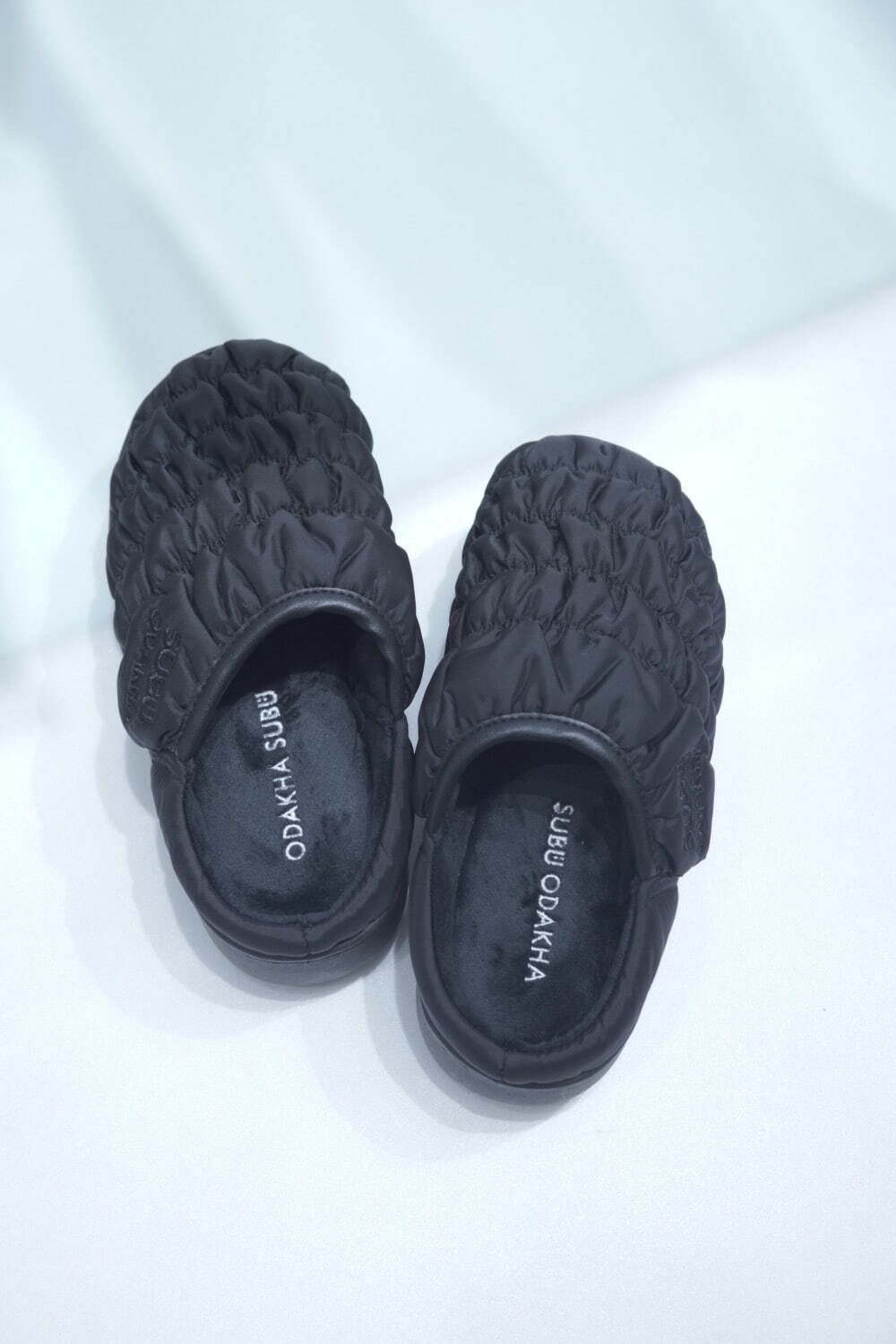 オダカ×スブの厚底サンダル、“ギャザー＆フレアーニット”着想のリボン