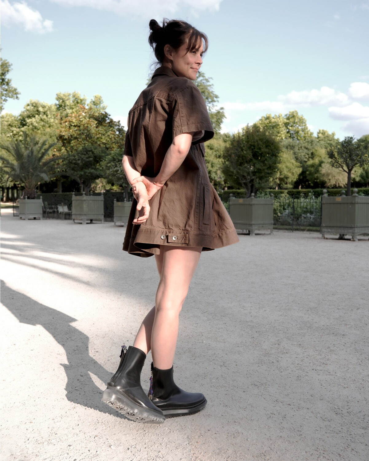 sacai新ユニセックスブーツ、シンプルなロゴ入り防水ラバーアッパー