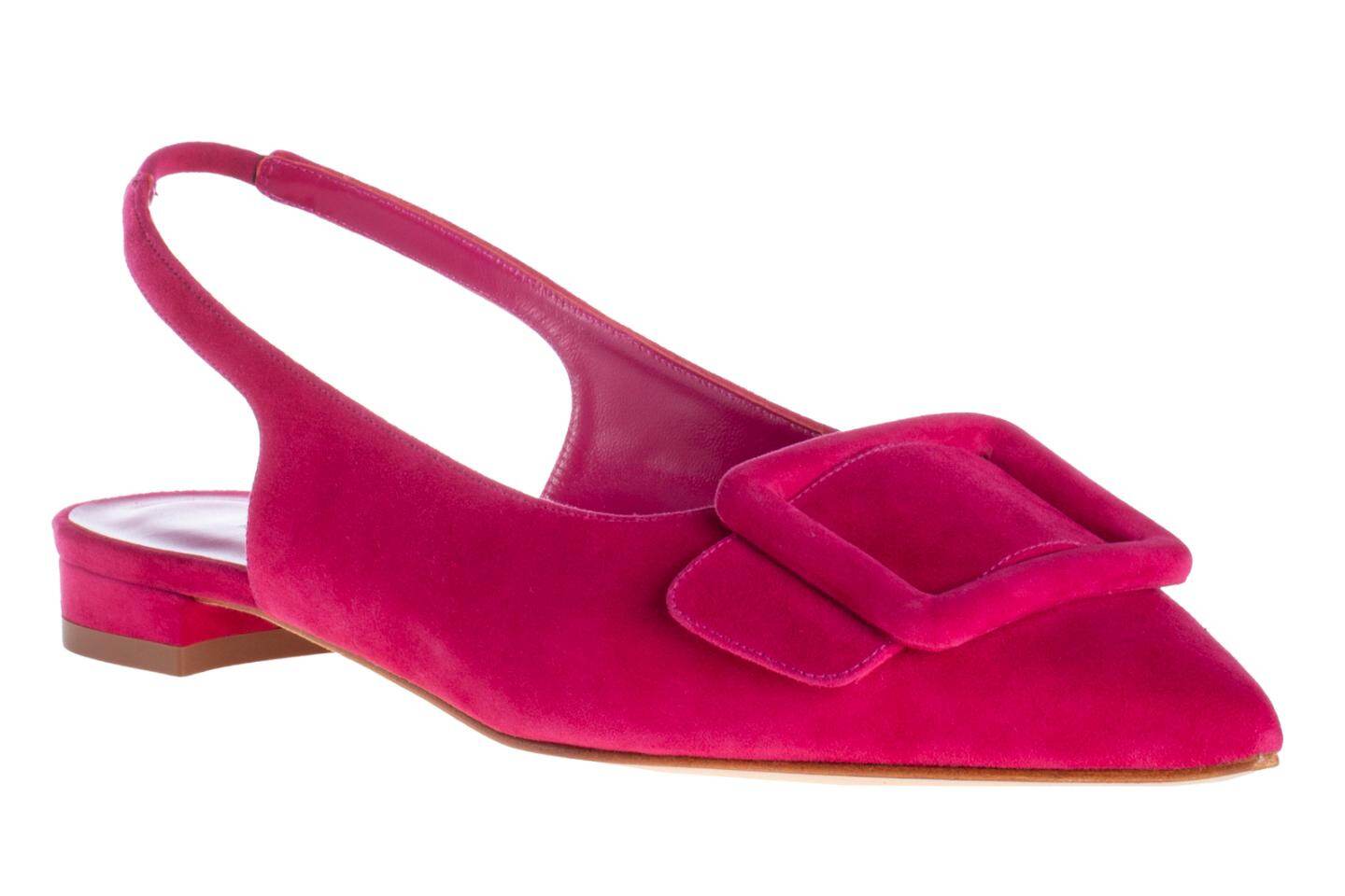 マノロ ブラニク“大胆スクエアバックル”のフラットシューズ、鮮やか