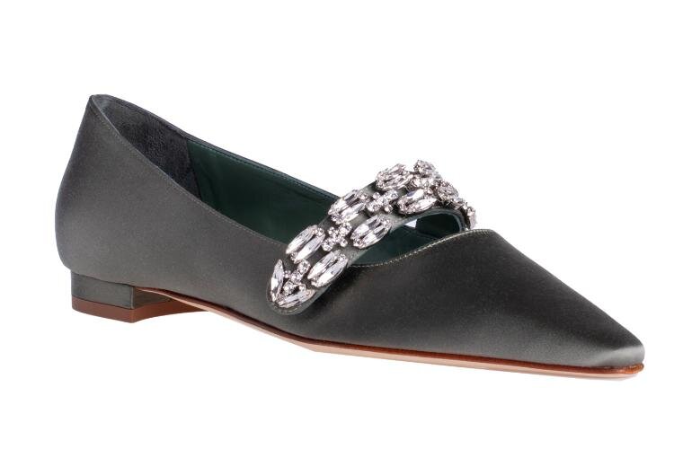 マノロ ブラニク“古代ローマのジュエリー着想”ミュール＆フラット