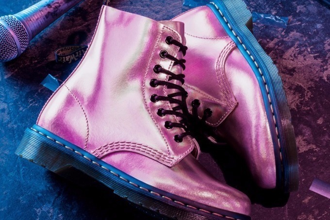 ドクターマーチン、オーロラのように輝くメタリックカラーのシューズや