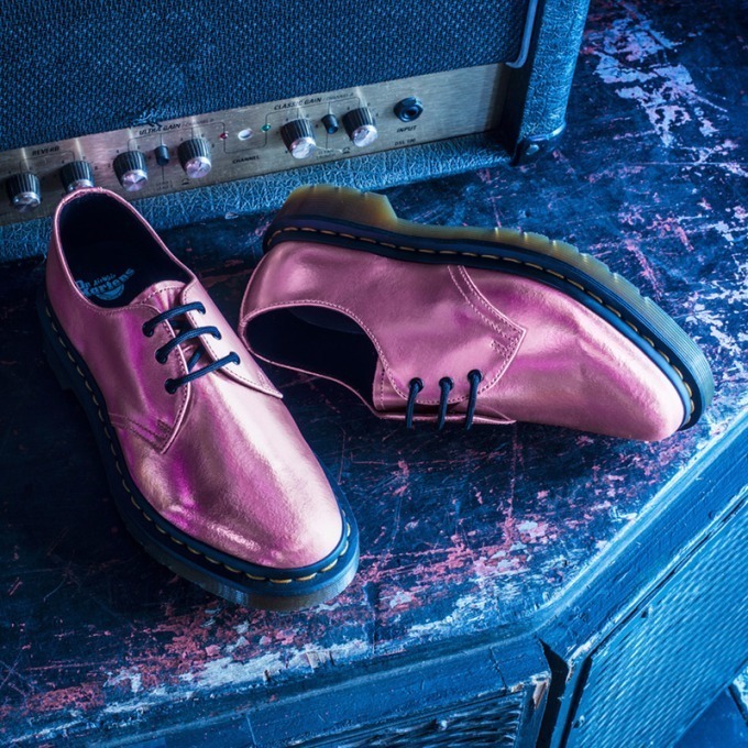 ドクターマーチン、オーロラのように輝くメタリックカラーのシューズや