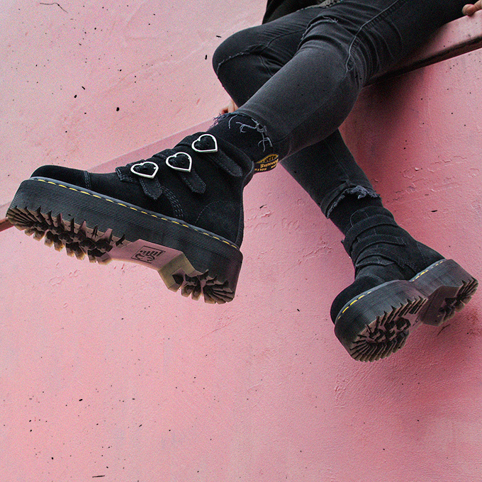 ドクターマーチン×レイジー・オーフのコラボブーツ、ハート型バックル