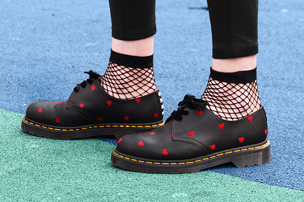 ドクターマーチン×レイジー・オーフのコラボシューズ、真っ赤なハート
