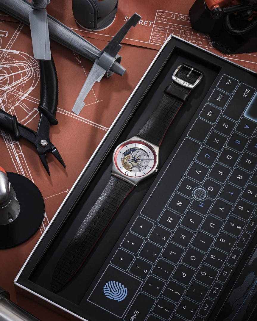 スウォッチ×映画『007』“Q”モチーフの腕時計、文字盤パーツをブルーに