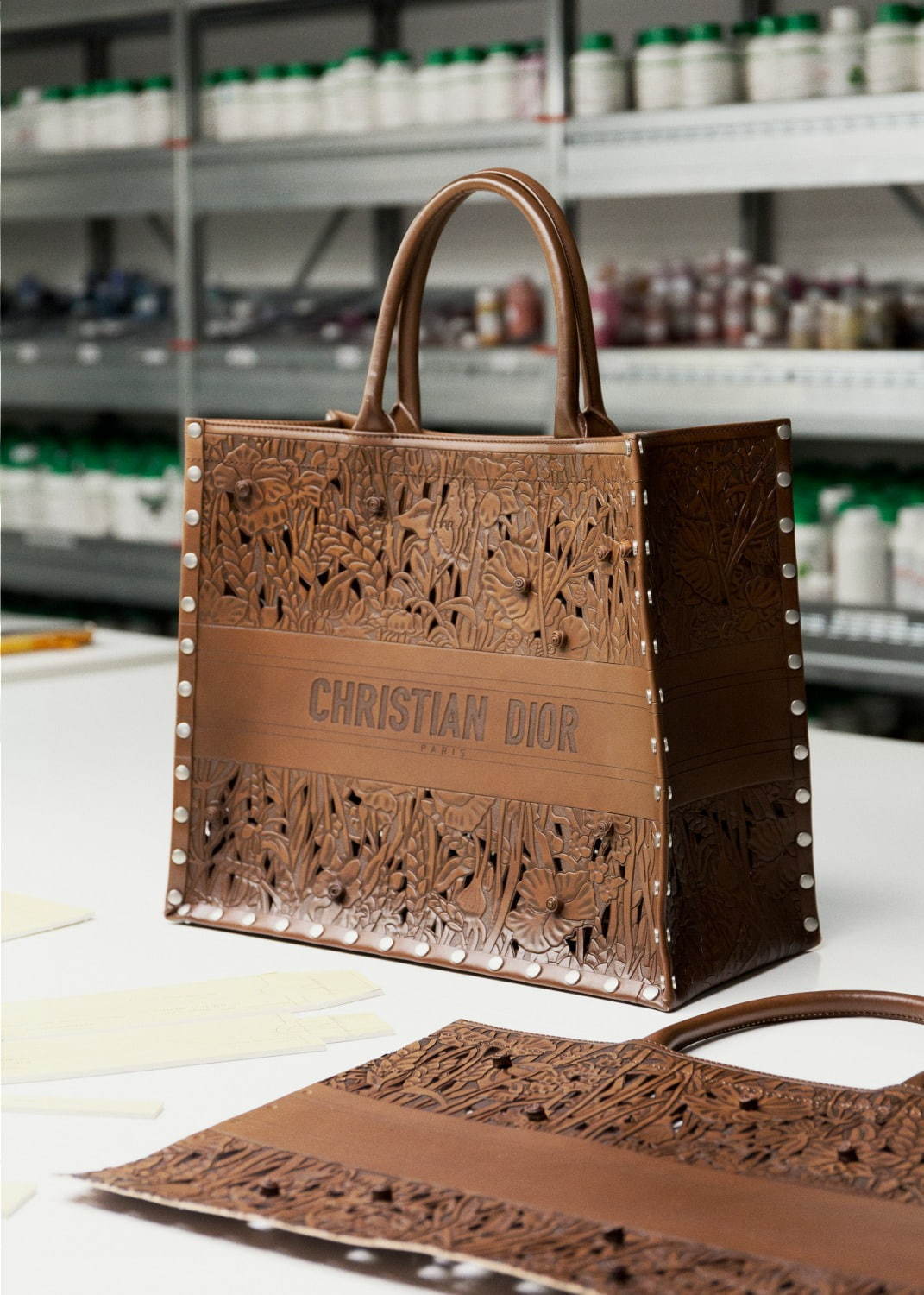 ディオール人気バッグ「ブック トート」に“飾り彫り”入りの新作