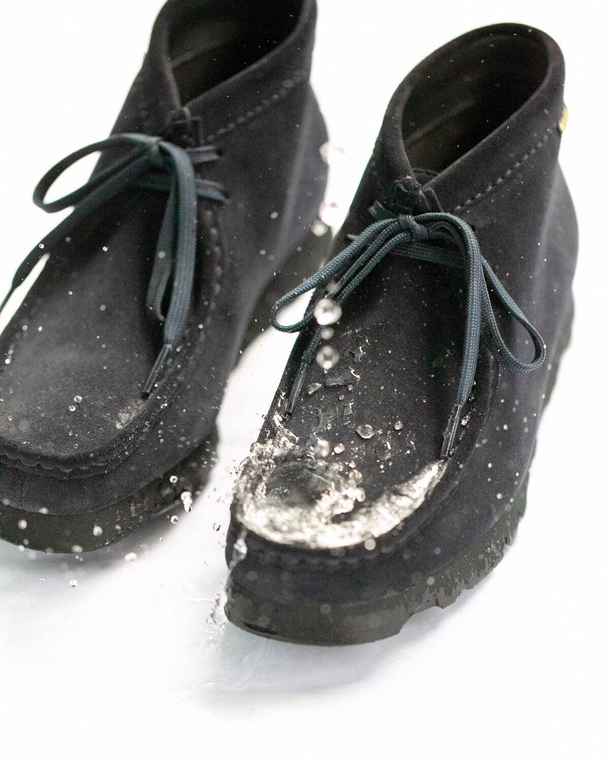 クラークス×ビームス ボーイ“ネイビー”カラーの「ワラビー」ブーツ