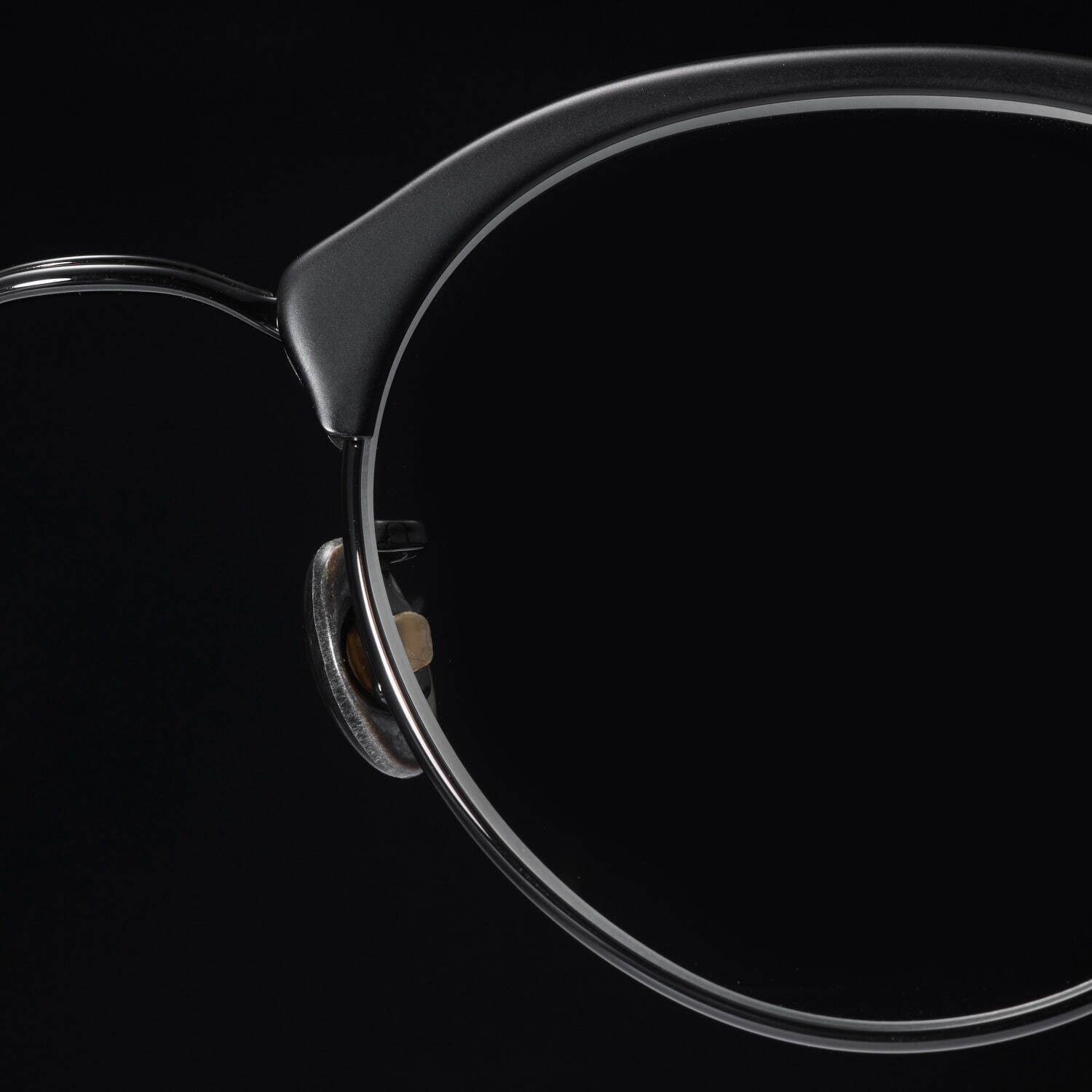 10 アイヴァン“墨汁×漆塗り”をイメージした限定カラーのアイウェア