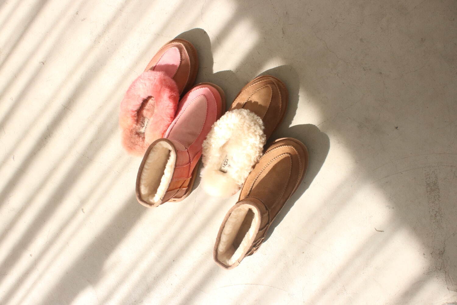 アグ“ピンク”グラデーションのムートンブーツ＆スリッパ、シャバララ