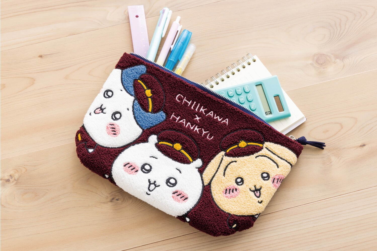 ちいかわ×阪急電車」マルーンカラーの制服を着たハチワレ＆うさぎの