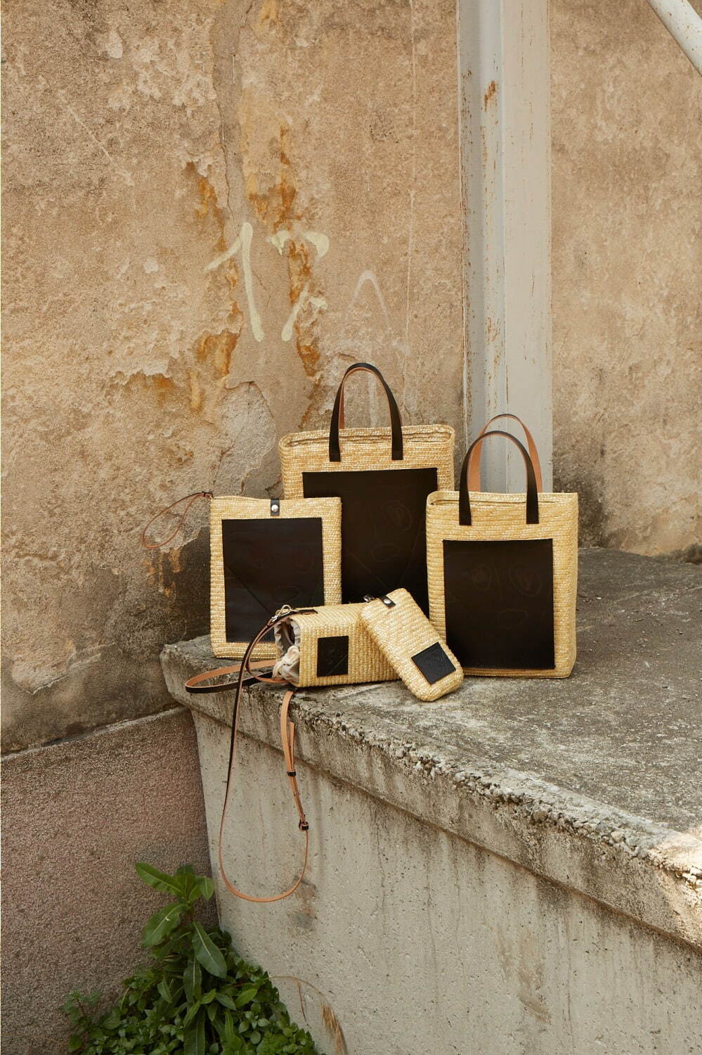 プラン シー24年春夏バッグ“ストロー素材”×刻印入りブラックレザー