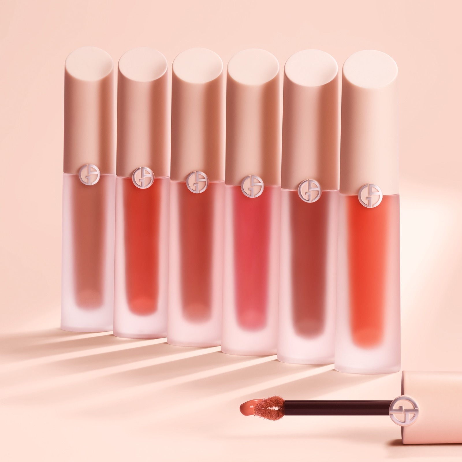 アルマーニ ビューティ24年夏コスメ、“サテンの艶を纏う”リキッド