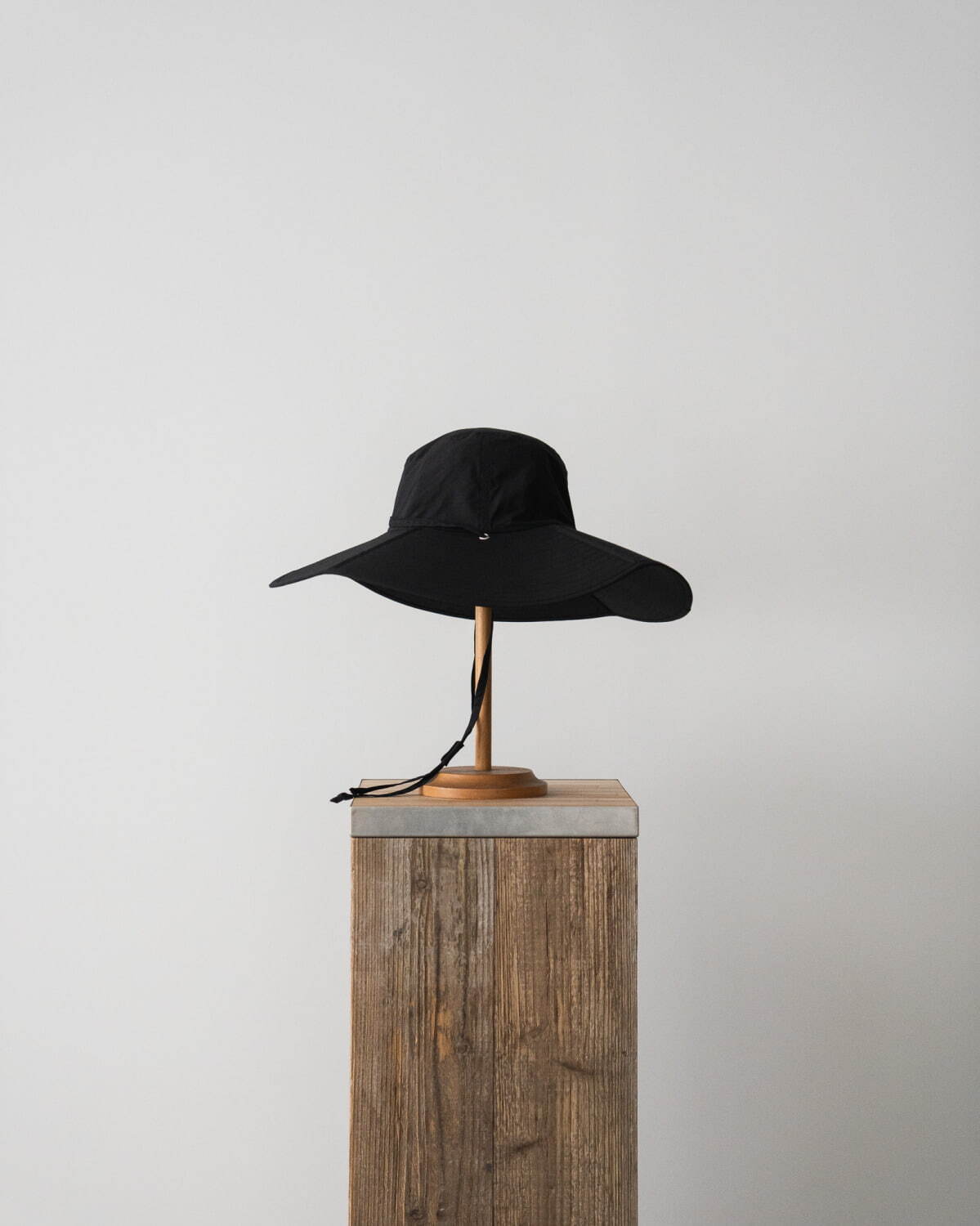 キジマ タカユキ“折り畳める”ハット、ハリ感のある優雅なブリム