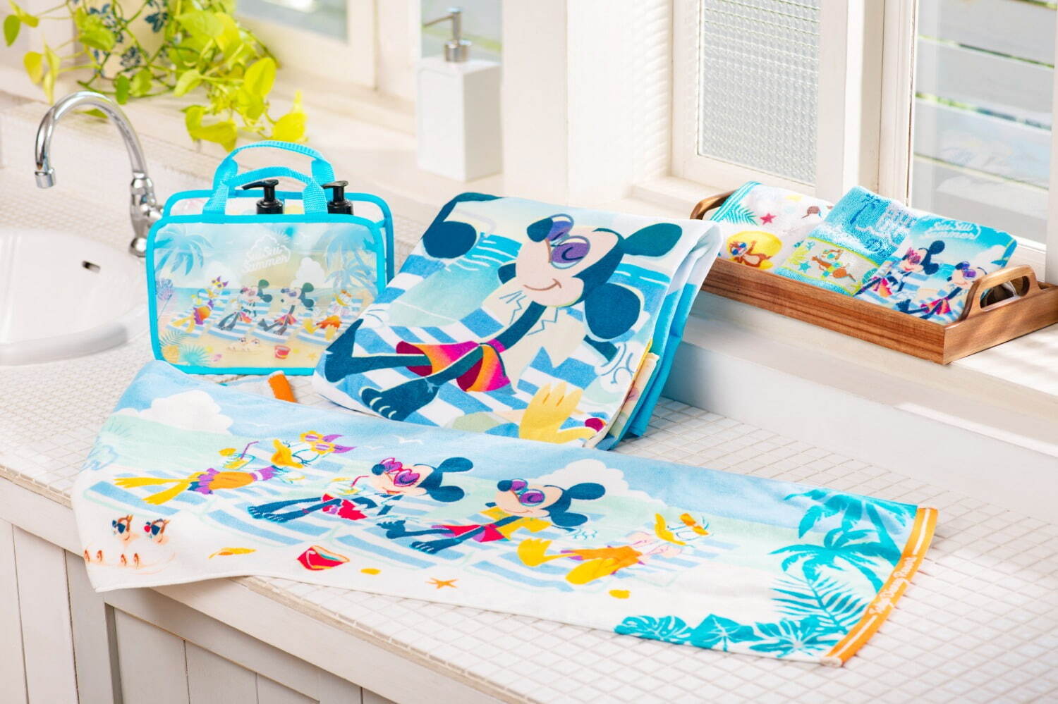 東京ディズニーリゾート夏限定グッズ、“浮き輪で遊ぶ”チップ＆デールの