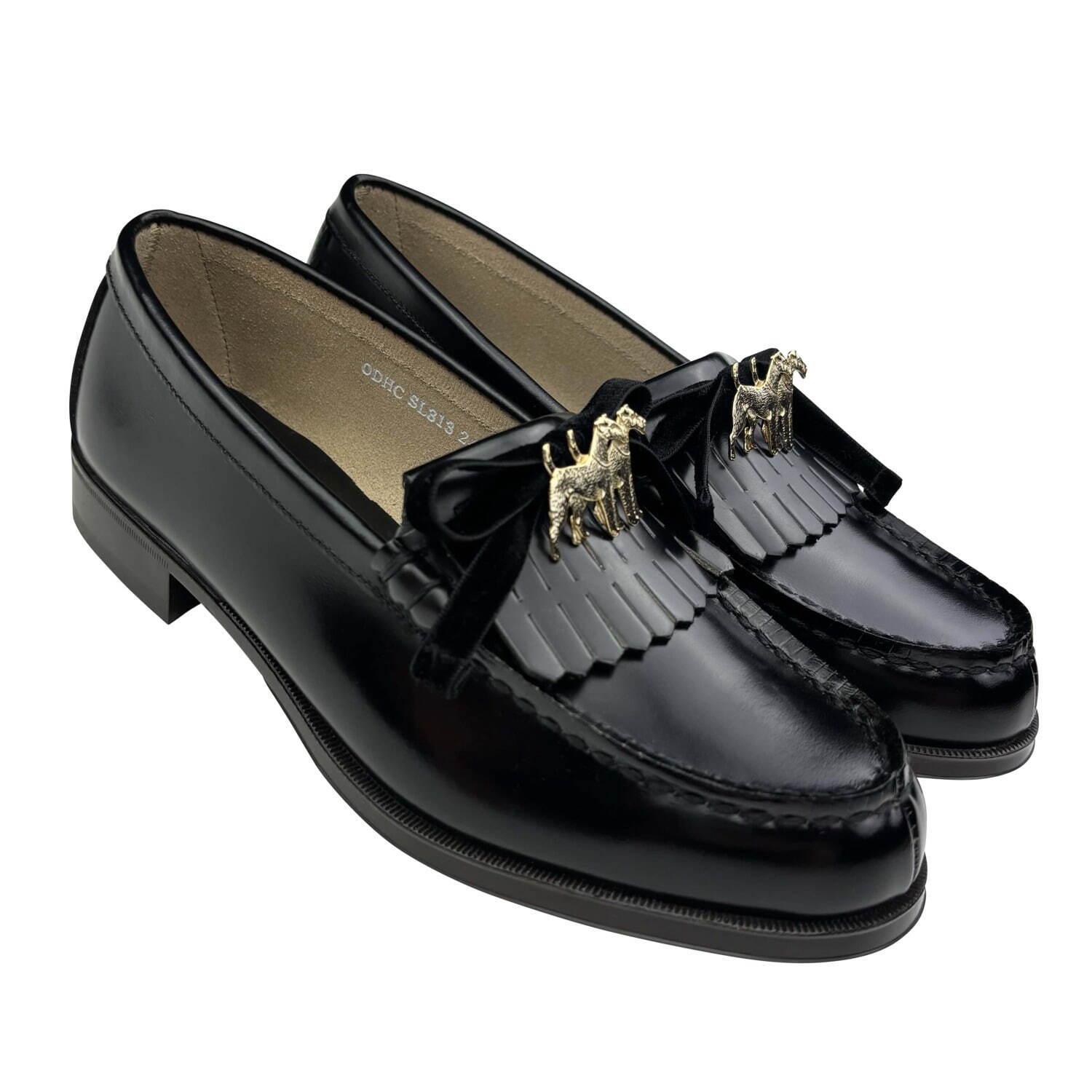 シーロン×ハルタのコラボローファー、“煌めく犬モチーフ”をベルベット