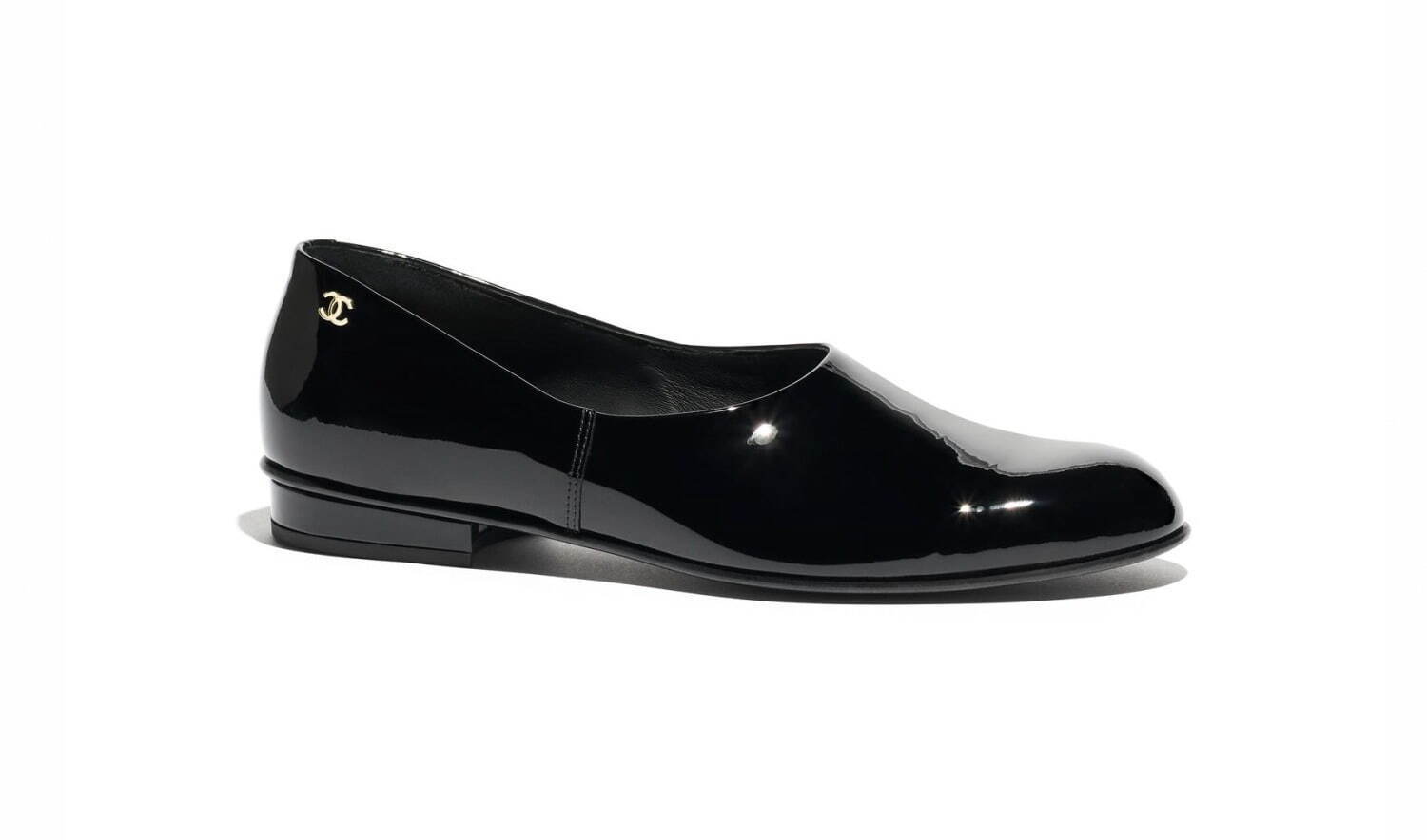 シャネル “キルティング”のスリングバック シューズ、艶やかなブラック