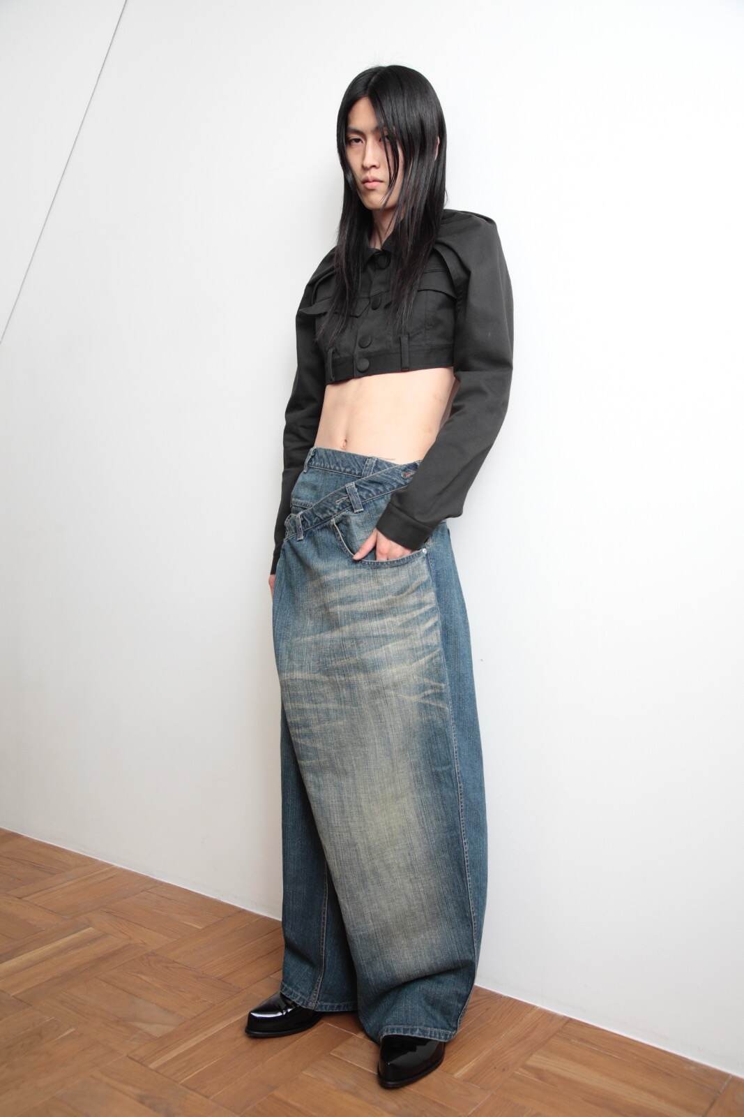 オリミ“オーバーラップ”仕様のビッグデニムパンツ、ウォッシュ加工の