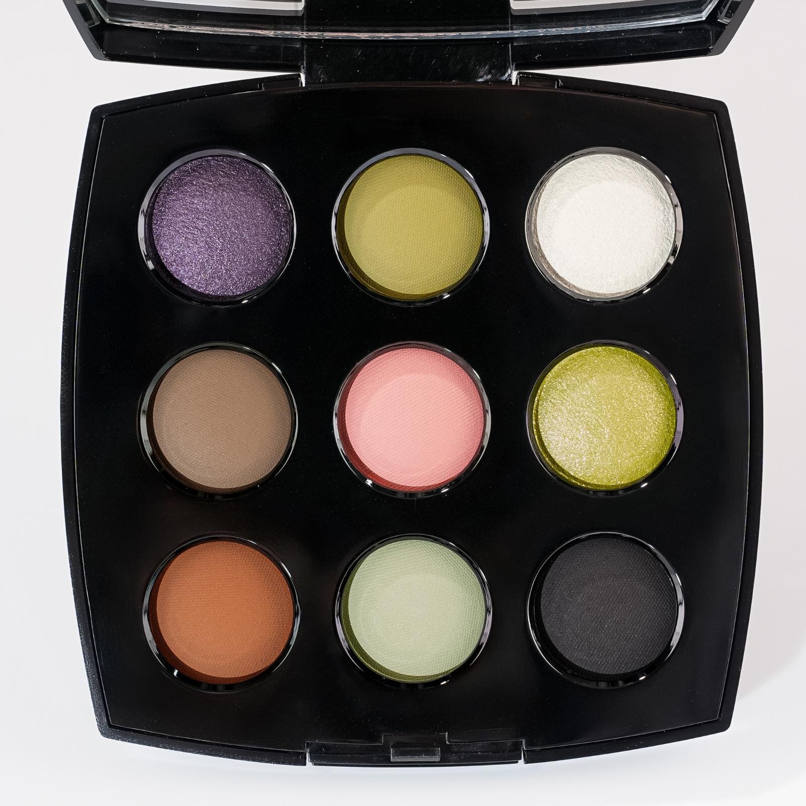 シャネル2025年クリスマスコスメ、9色アイシャドウ「レ ヌフ オンブル