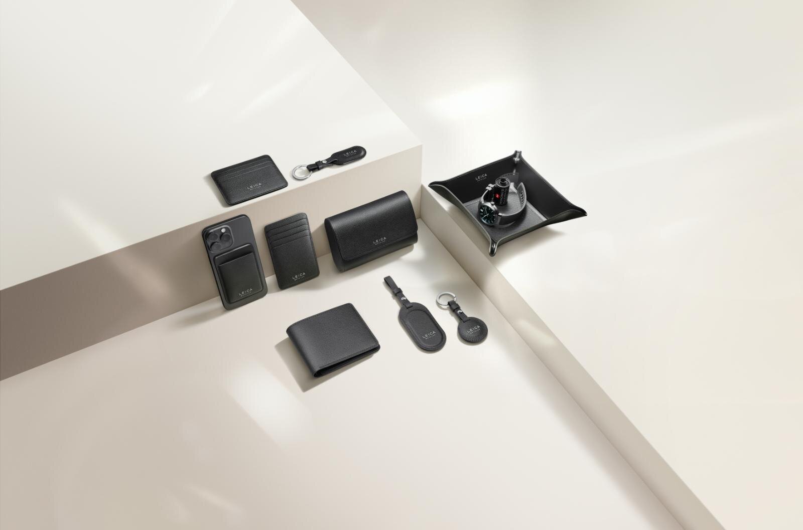 ライカのロゴ入りレザーグッズ - ブラックの牛革製財布＆ラゲッジタグ