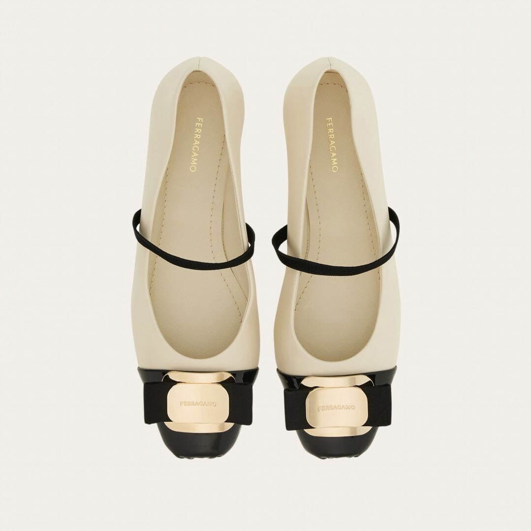 フェラガモ“リボン華やぐ”ストラップ付きバレリーナシューズ、春色