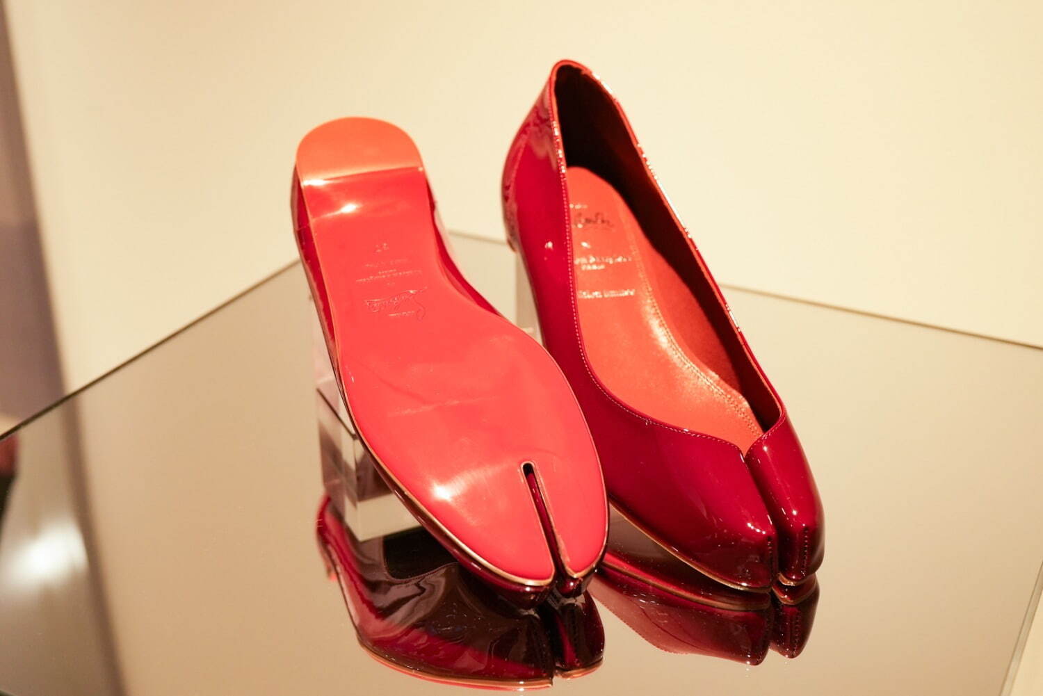 メゾン マルジェラ×クリスチャン ルブタン、クリスタル輝く「タビ