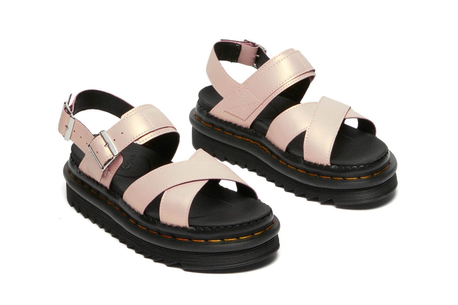 ドクターマーチン25年春夏、パウダリーピンクの厚底サンダル＆チェーン