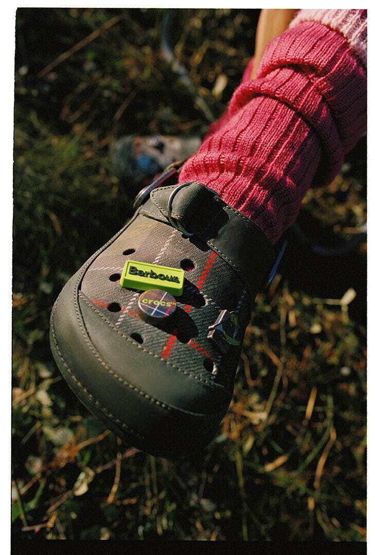 バブアー×クロックス、“タータンチェック柄”クロッグサンダルや