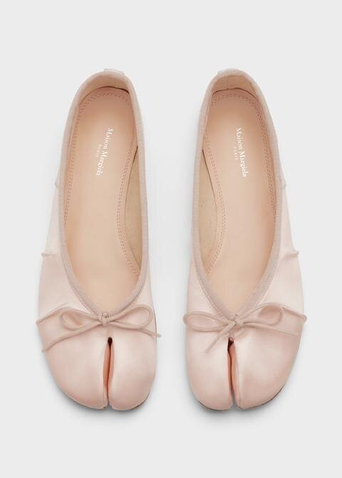 メゾン マルジェラ「タビ」シューズ、煌めくシルバーサンダル