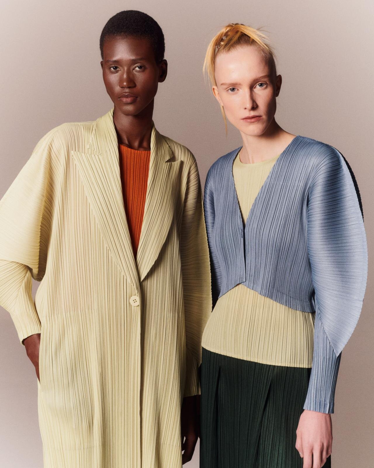 プリーツ プリーズ イッセイ ミヤケ“ダンス”着想のウェア、幾何学模様