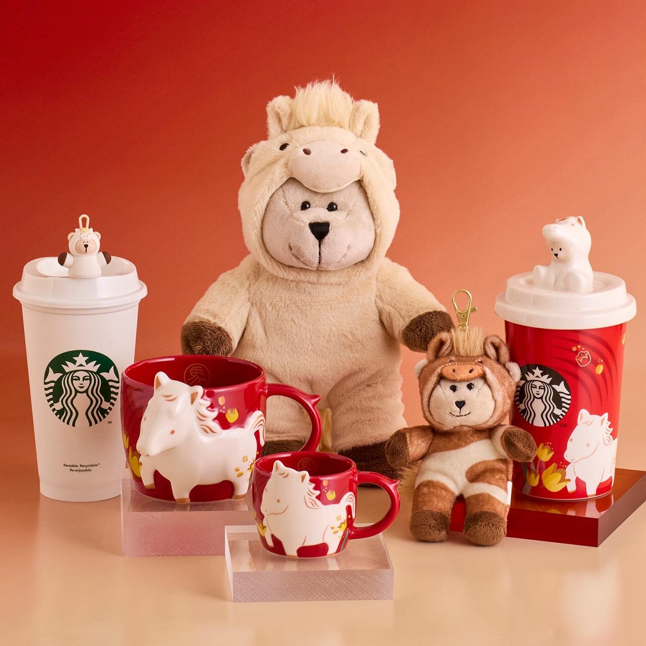 スターバックス26年干支「うま」の冬グッズ、“馬の着ぐるみ”着た