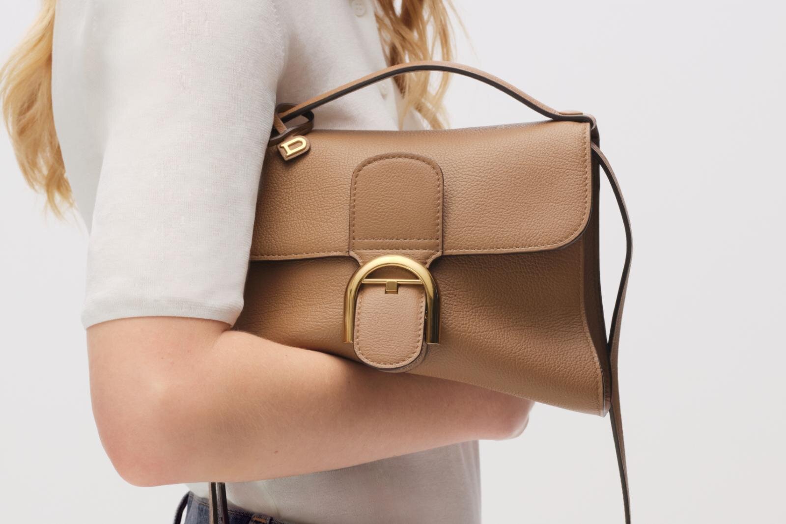 セリーヌの新作バッグ「フォールディッド カバ」2つのシェイプを