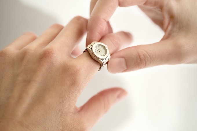 指輪感覚で着ける“指時計”「モコ(moco)」メタルバンドやアシンメトリー