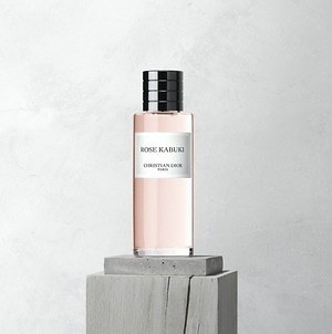 メゾン クリスチャン ディオールの新香水「ローズ カブキ」白塗りから