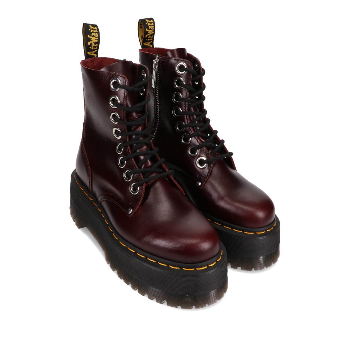 ドクターマーチン“厚底8ホールブーツ”にクロコダイル調＆深みレッド