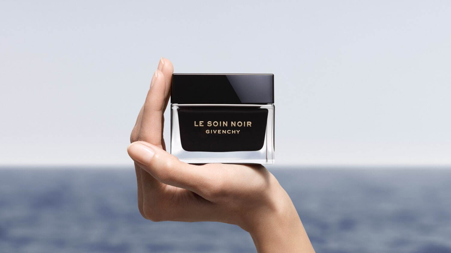 ジバンシイ最高級スキンケア「ソワン ノワール」“漆黒のスキンケア”が