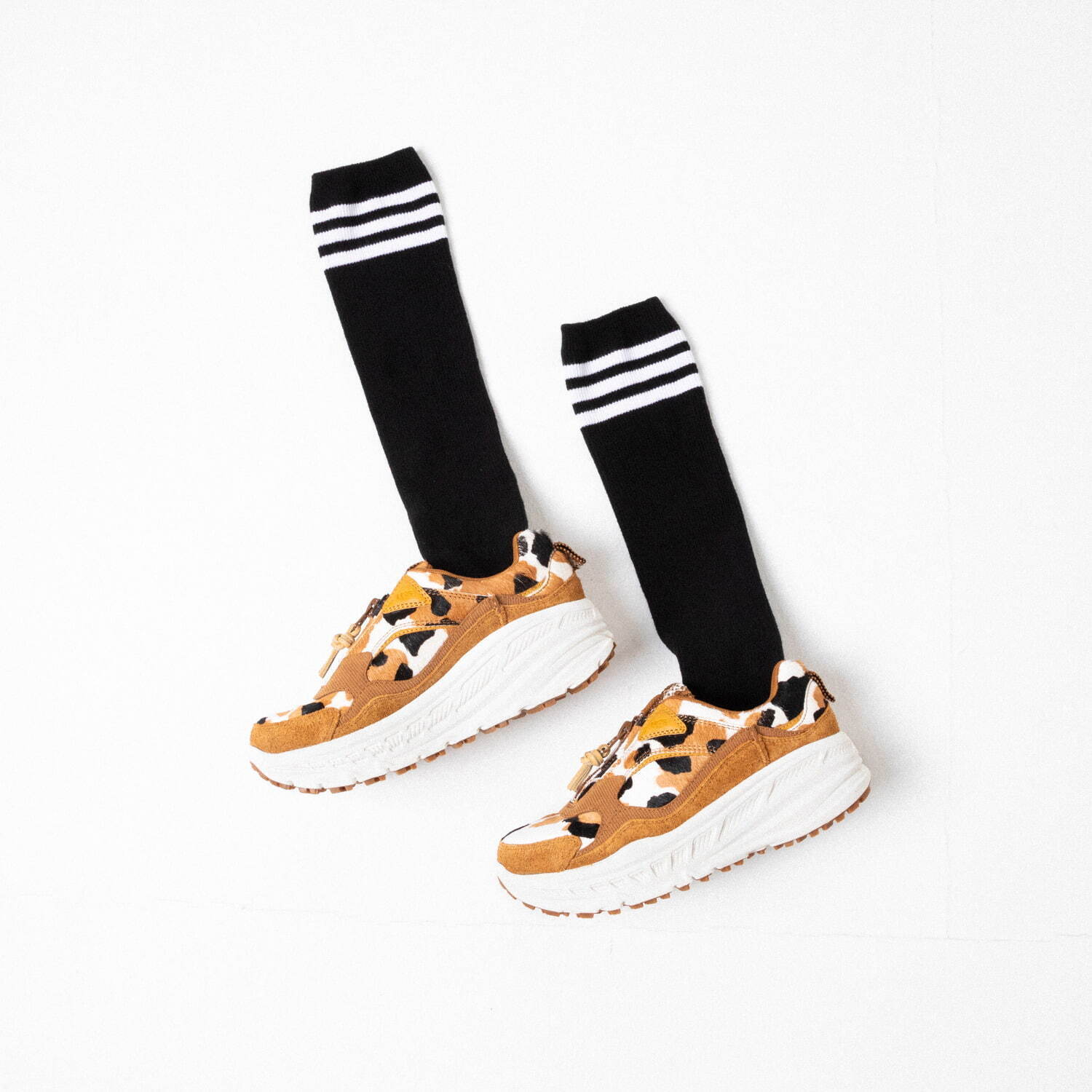 UGGから“牛柄”の新作シューズ、ふわふわシープスキンブーツや厚底