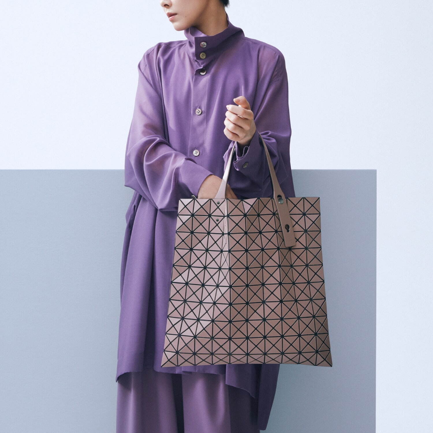 BAO BAO ISSEY MIYAKE22年新作バッグ、“楕円形”の新ハンドバッグなど