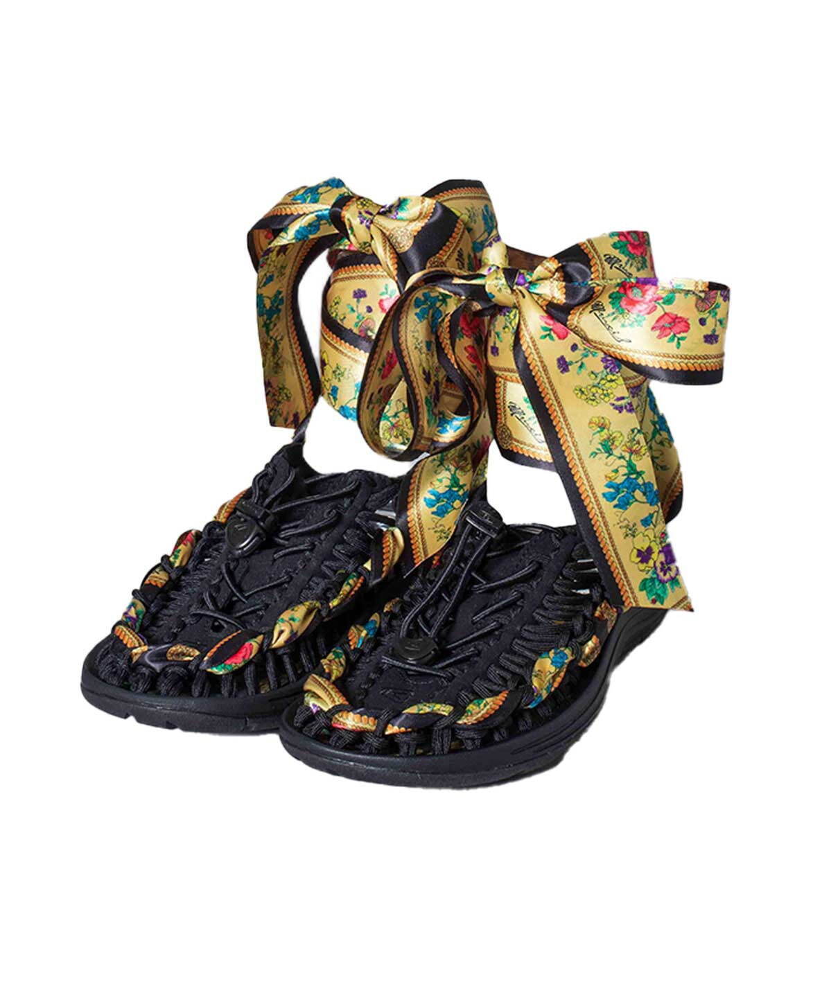 ミュベール×キーン、“スカーフ柄リボン”を編み上げたサンダル