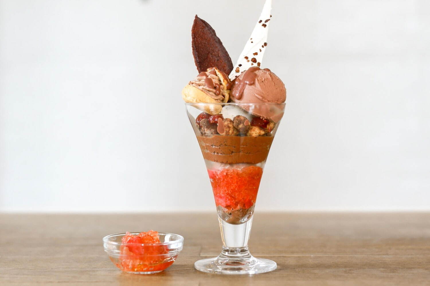 ミニマル 富ヶ谷本店の春限定チョコレートパフェ、バジル香る“女峰”の