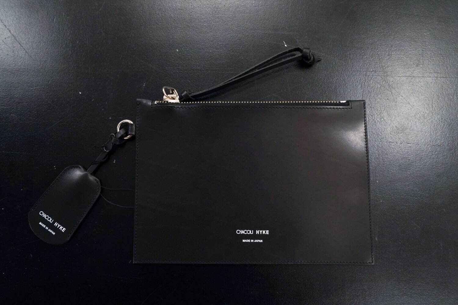 ハイク×チャコリの新作フラットポーチ、上質ブラックレザー＆ロゴ入り