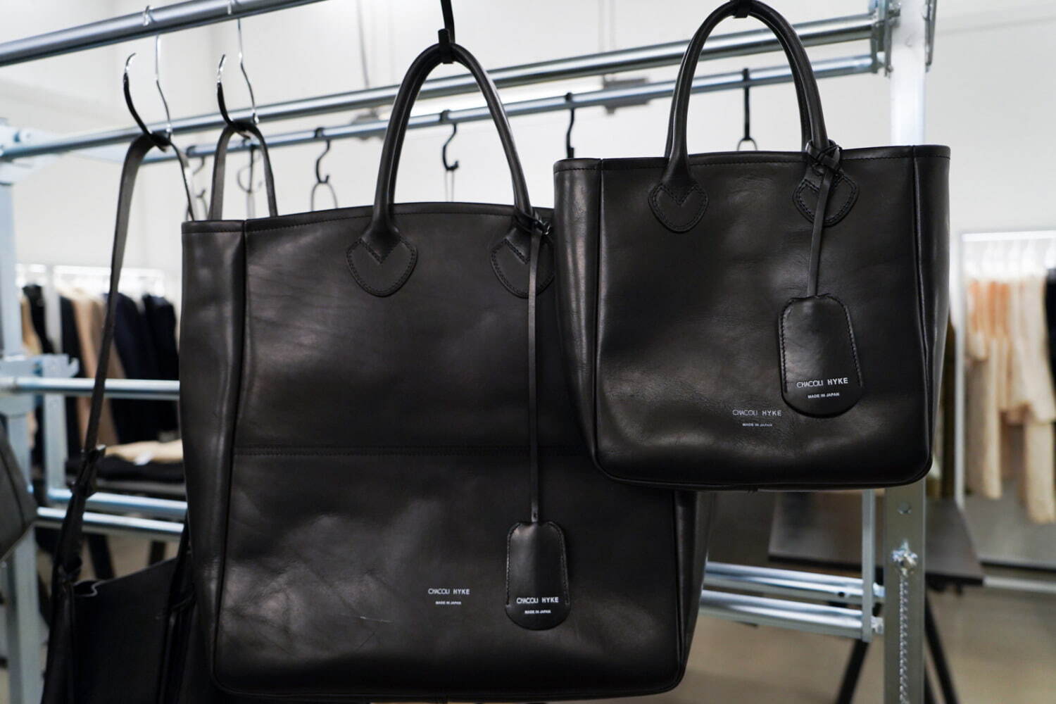 ハイク×チャコリの新作フラットポーチ、上質ブラックレザー＆ロゴ入り