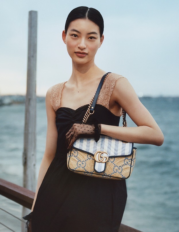 グッチの夏新作ラフィア調バッグ、ストライプフラップの「GGマーモント