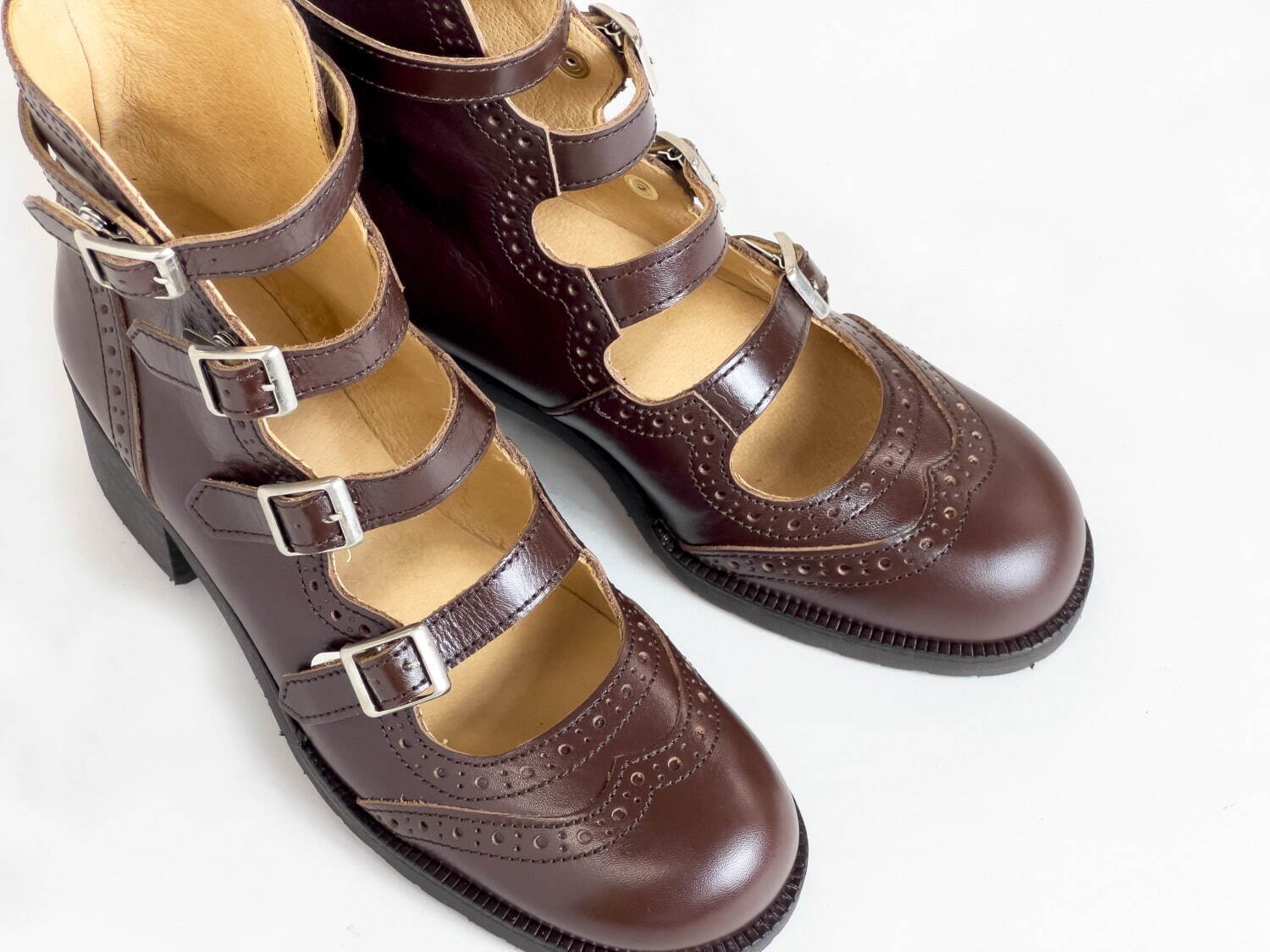 ジェーンマープル「4ストラップシューズ」“メダリオン付き”英国調